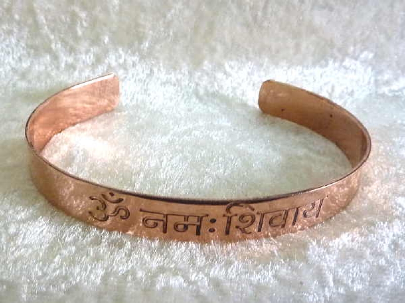 Kupfer-Armreif mit Om Namah Shivaya Mantra